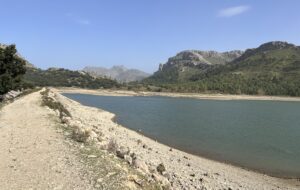 Wandern am Cúber-Stausee